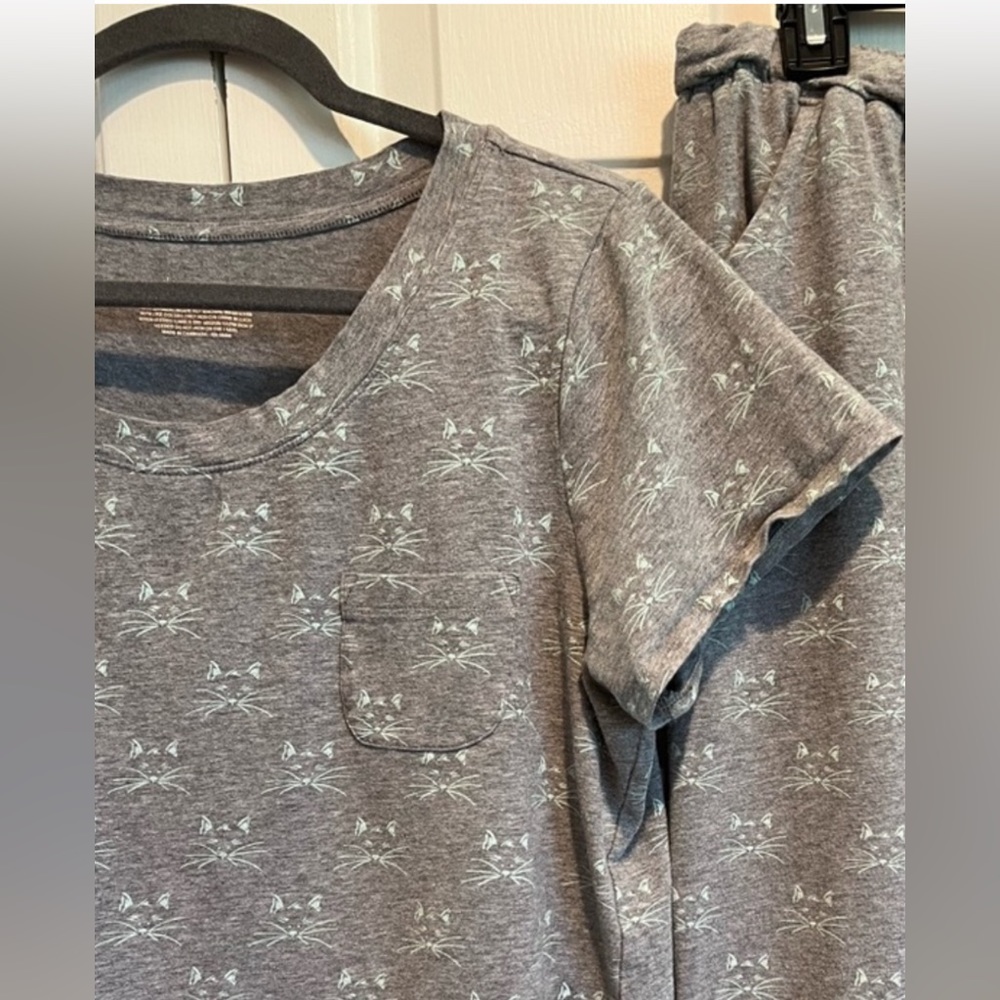 2 Pc PJ Set 🐱 Face / Gray Short Sleeve Top & Cropped Pants -Covered w Cat Faces
